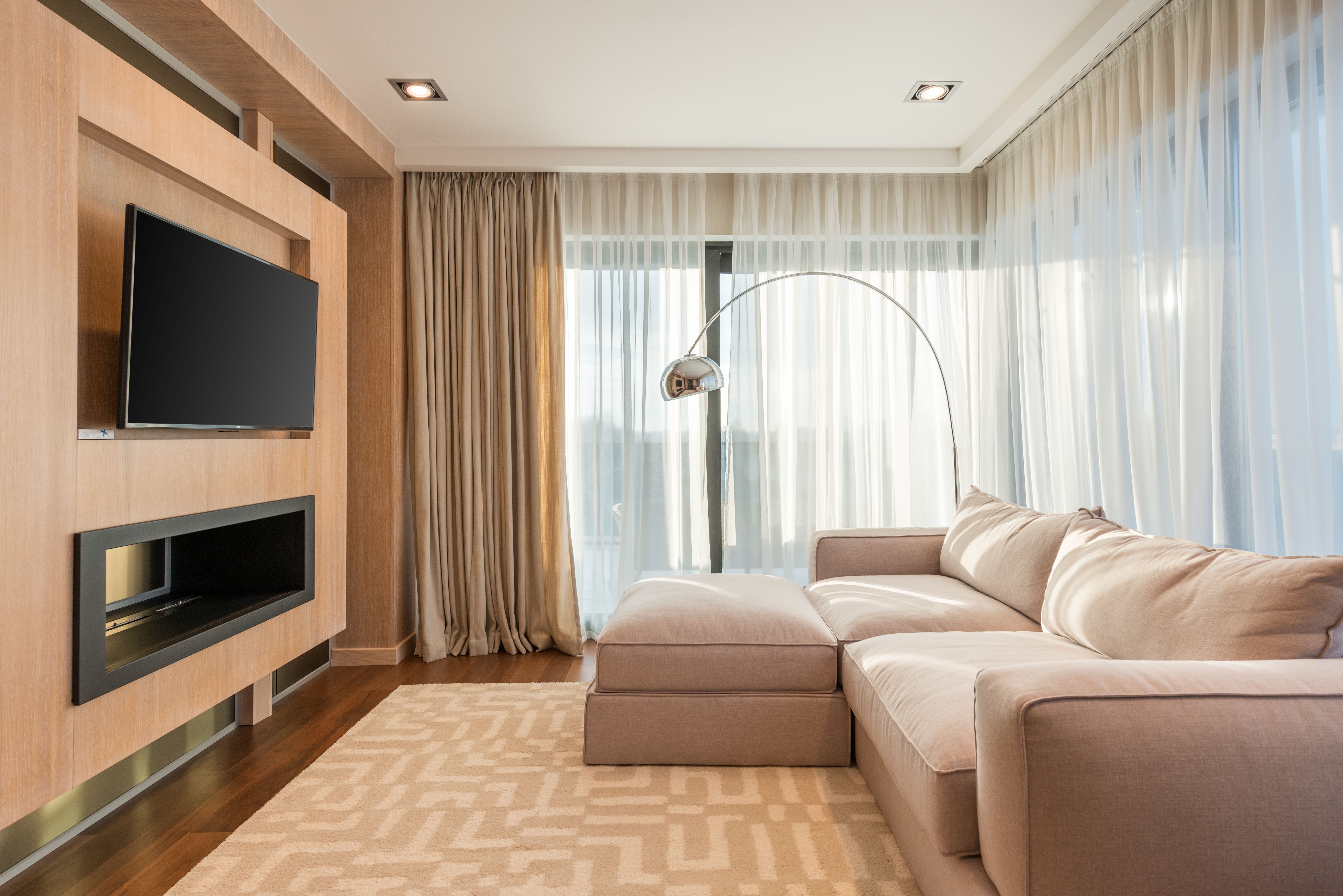 Interior elegante con cortinas instaladas en sala contemporánea