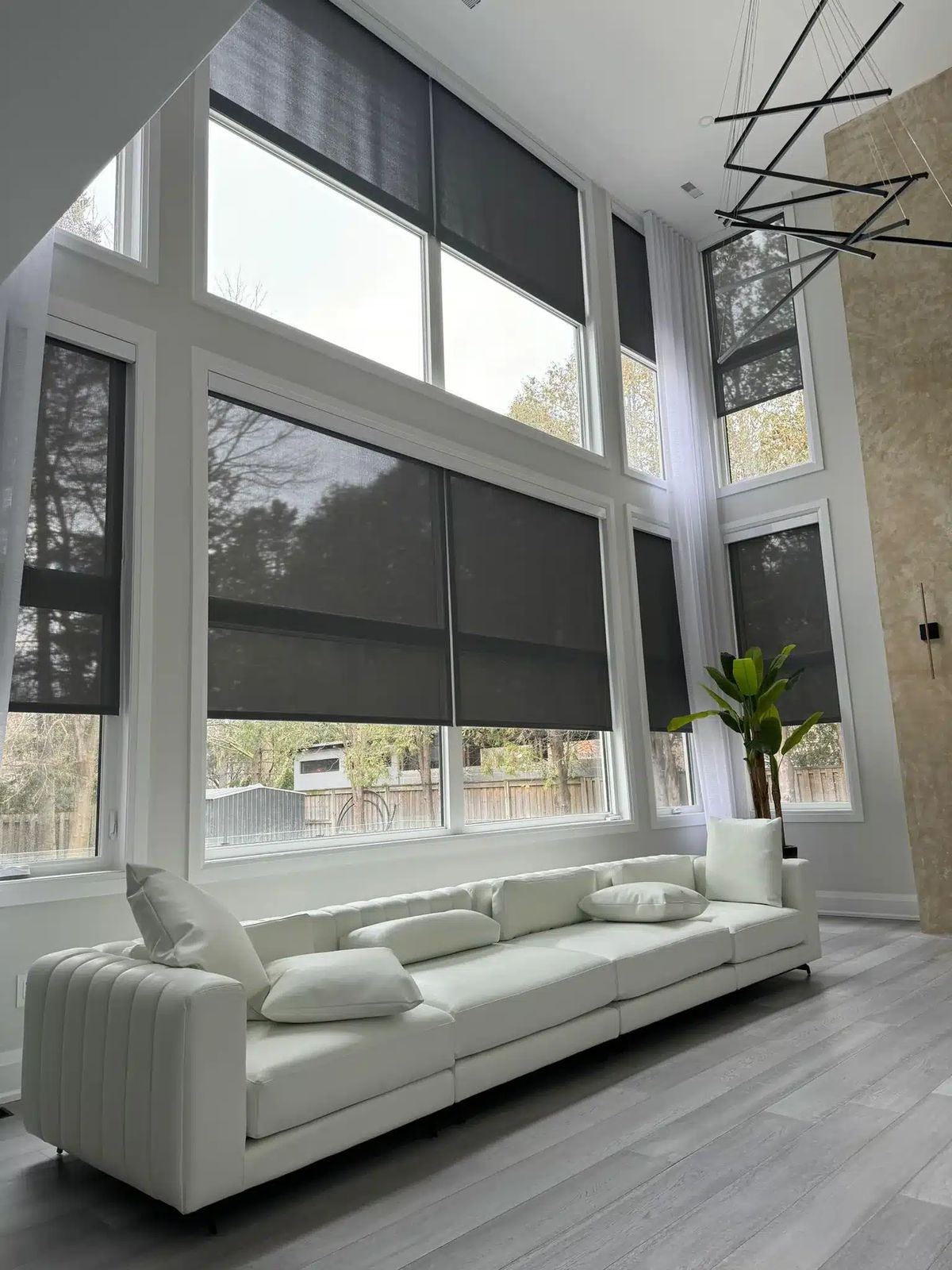 Sistema de cortinas instalado en un gran ventanal