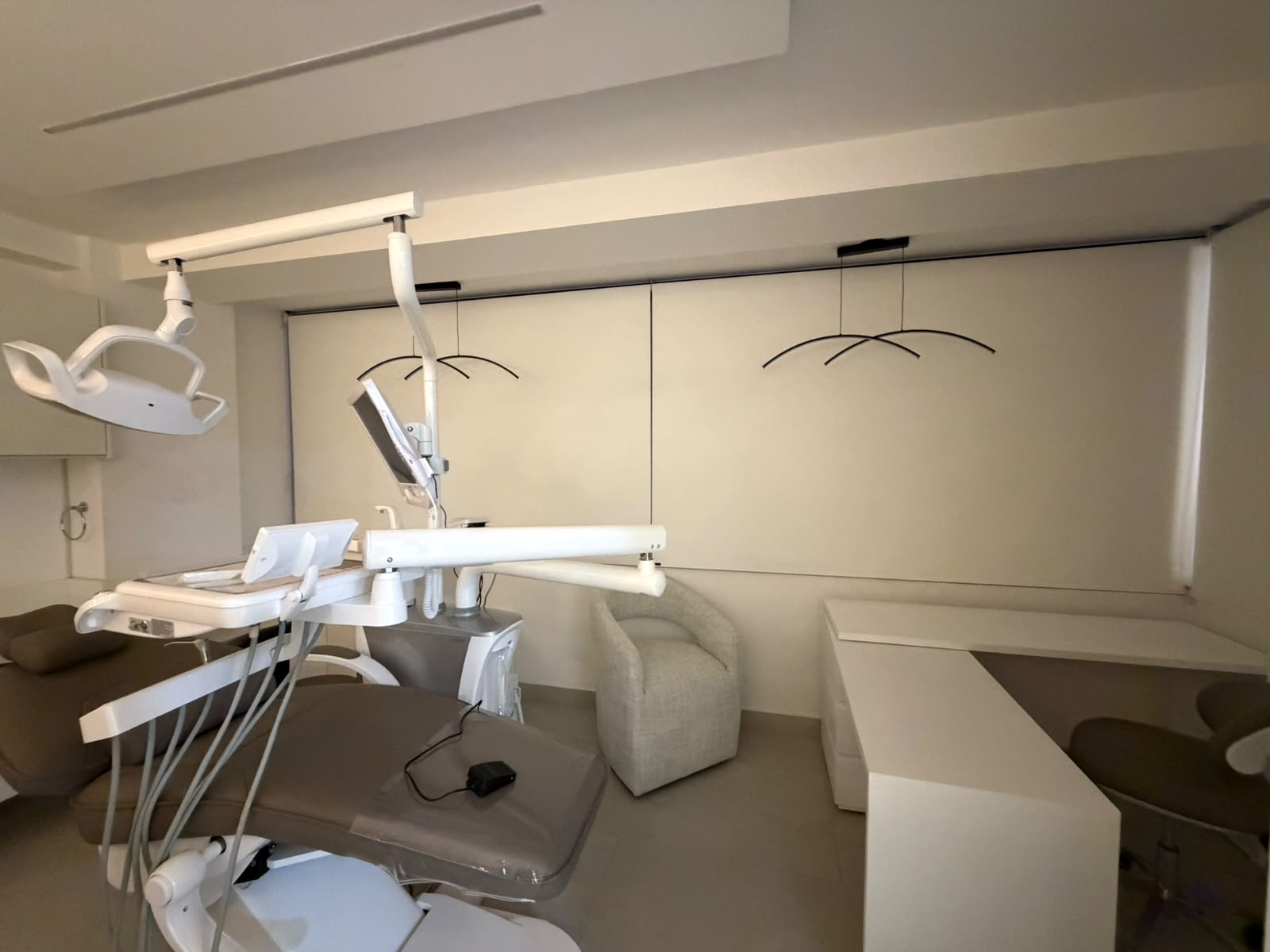 Consultorio real con cortinas blackout instaladas