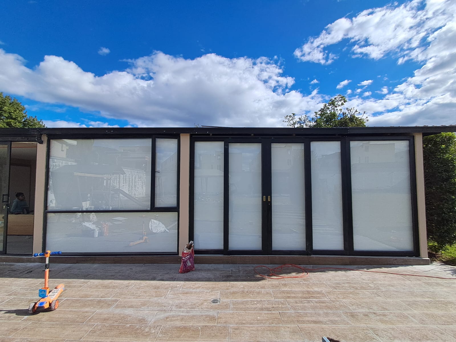 Proyecto real con cerramiento y cortinas exteriores