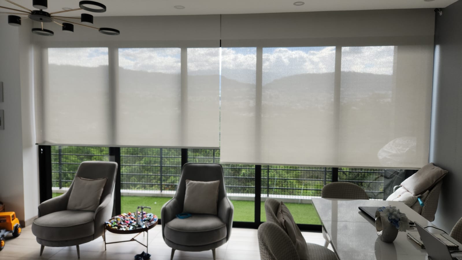 Sala real con cortinas screen instaladas